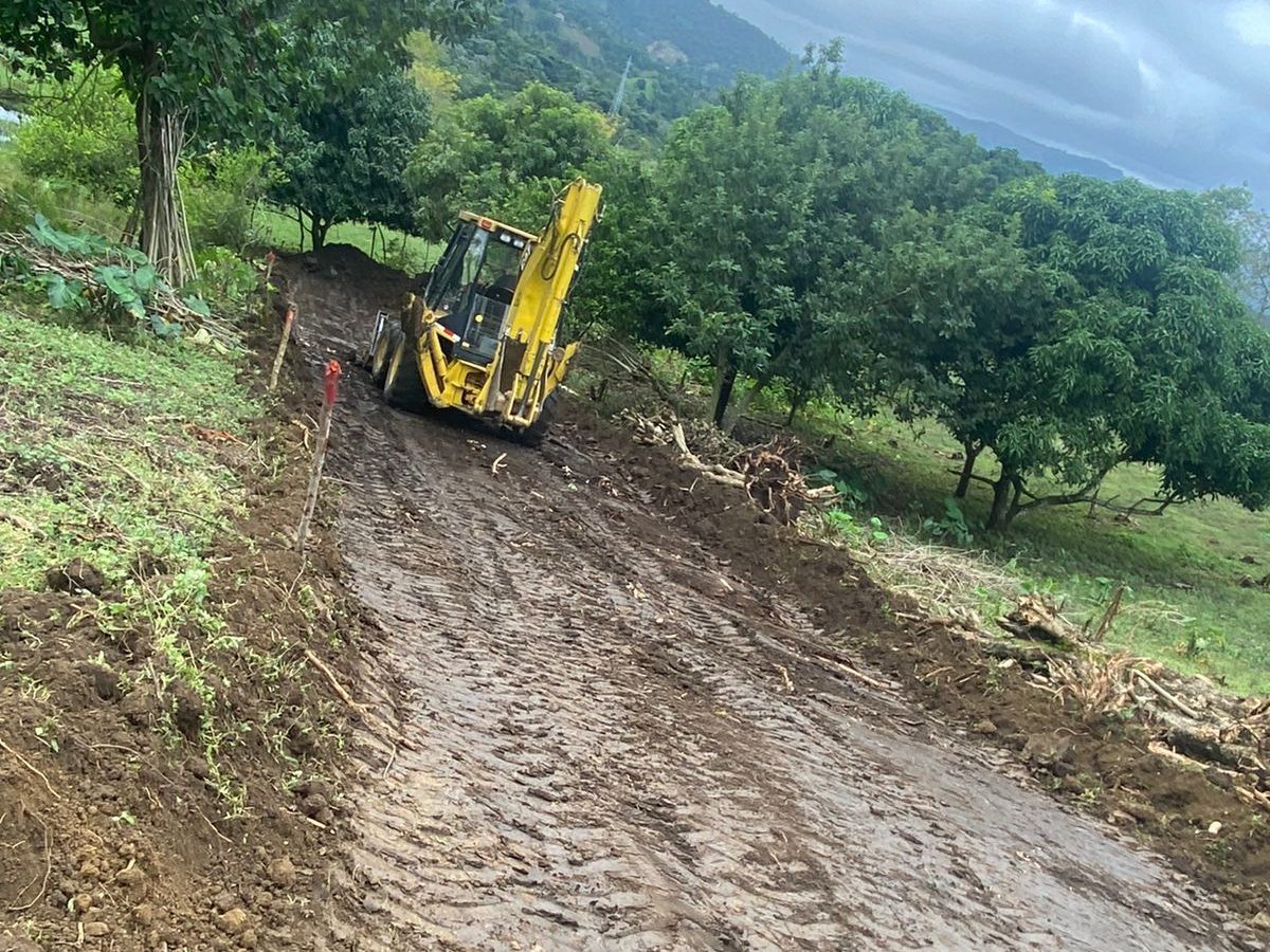 Retroexcavadora abriendo una calle nueva en el terreno del proyecto